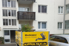 KipperTaxiAnhangerKleinAufParkplatz